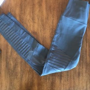 Alo Yoga leggings.